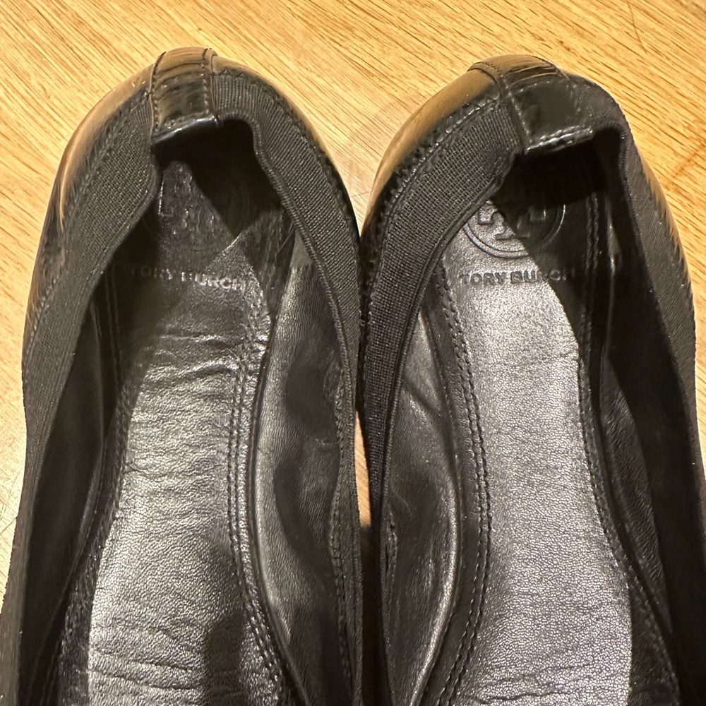 Tory Burch size 7w Black and Gold Leather Flats - Picture 8 of 8